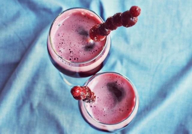 d (if youre wine reduces much faster turn the heat down or remove from heat entirely). Allow wine to cool and remove cranberry pieces. Then chill in the refrigerator. When you are ready to serve, fill a glass with half wine and half club soda.