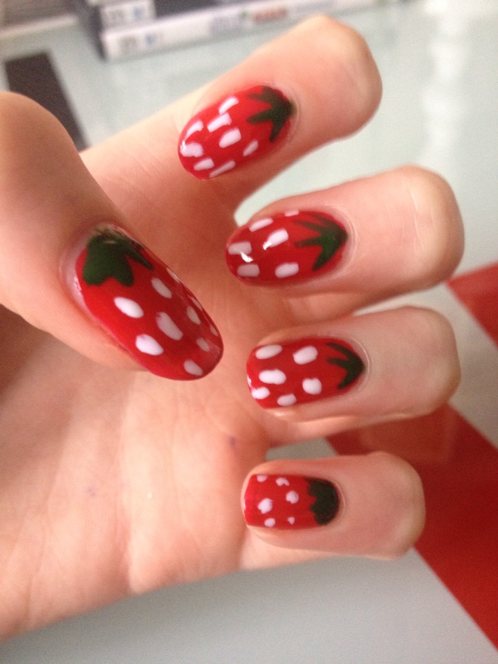 🍓now add a top coat to add a shine to your nails and lock in your beautiful design 🍓💅