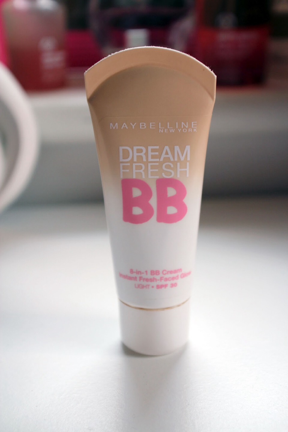 2. Tinted moisturizer
-using a tinted mosturizer, the skin will be moisturizer with some coverage leaving the skin looking fresh and even without looking like you've applied makeup.