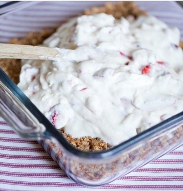 Frozen Strawberry Crunch Cake! This Recipe Amazing!!! 