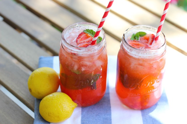 Strawberry Lemon Mint

6 strawberries
2 lemons (sliced)
3 mint leaves 