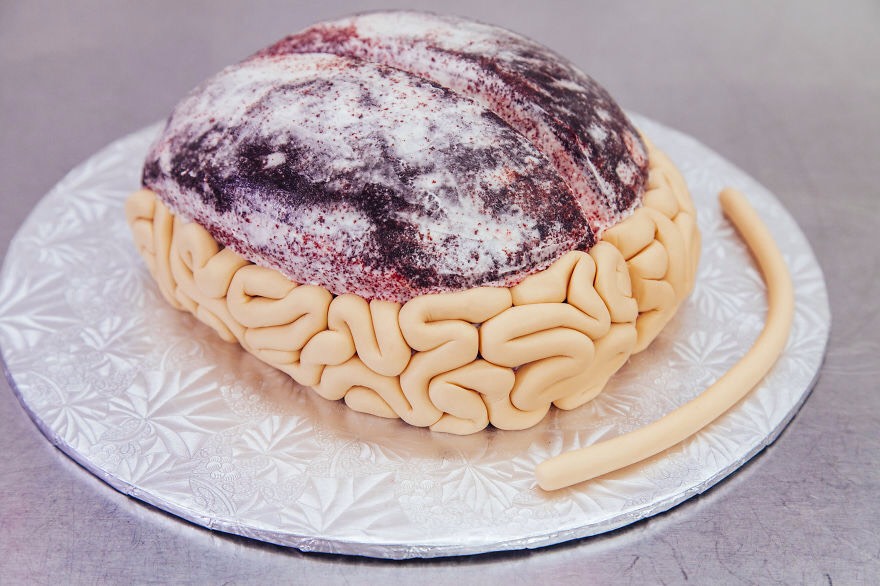 Roll your fondant into ropes, and twizzle it into brain tissue. Yes, twizzle is the technical term