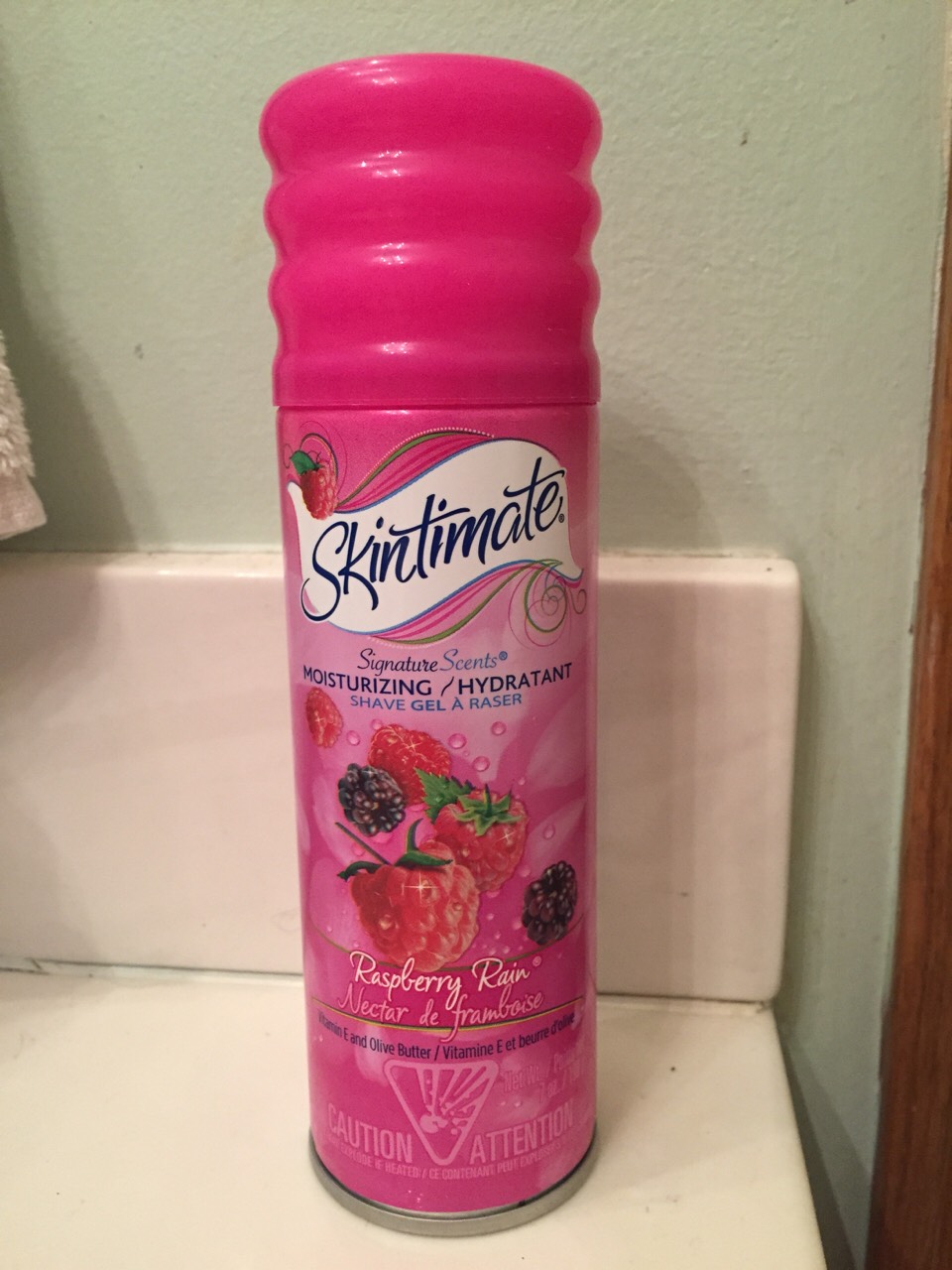 Skintimate  Moisturizing Shave Gel in the scent Raspberry Rain