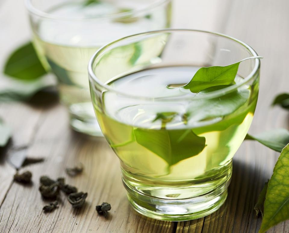 Healthy Habit #6: Swap coffee for green tea Green tea and weight loss are a natural pair. Sipping on green tea throughout the morning has proven to whittle your waist, but too much coffee has the opposite effect. What makes green tea so waist friendly are compounds called catechins, 