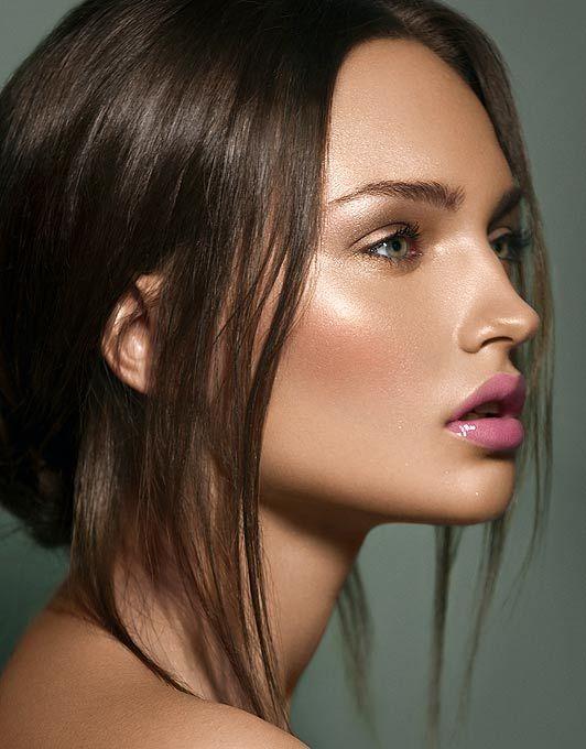 5. BLEND THE HIGHLIGHT + CONTOUR COLORS TOGETHER:
Blur the edges of the highlight and contour colors into each other for a seamless finish using a brush or sponge.
TIP: Hold your brush toward the end of the handle to diffuse harsh lines.