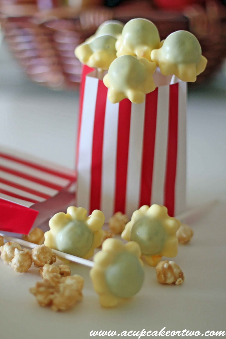 Popcorn cake pops! 😆