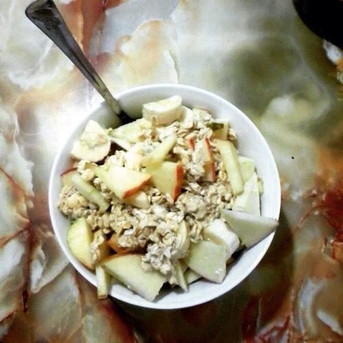 🍎- Fruit oats
You will need: Fruit (Apple), oats, milk, bowl, syrup (optional)
Method: Pour oats in the bowl and add milk, put it in the fridge overnight. In the morning take it out and drizzle a tiny bit of syrup on the top for flavor. Add on top fruit and you're done!