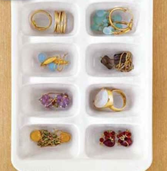 Store jewellery in an ice cube tray
They're also great for holding supplies like paper clips, thumbtacks, and rubber bands.