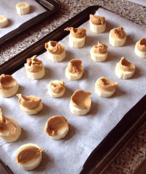 Add a spoon of peanut butter on top of bananas 