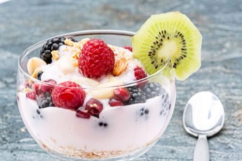 2. Parfait
Opt for fun colors that make it more appealing and delicious to eat. layer some fruits with organic Greek yogurt and add seeds, nuts, and sometimes cooked oatmeal to make it more filling. If you don’t like Greek yogurt, you can try coconut yogurt.