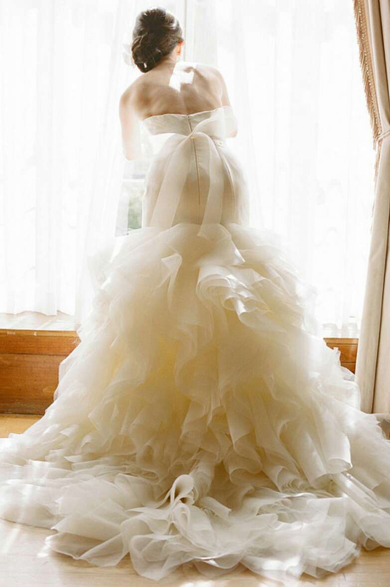 Pictures You Will Regret NOT taking Of Your Wedding Dress! 