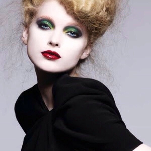 6. Darker greens. If you have light green eyes, framing them in darker green or allowing some dark green eyeshadow is great!