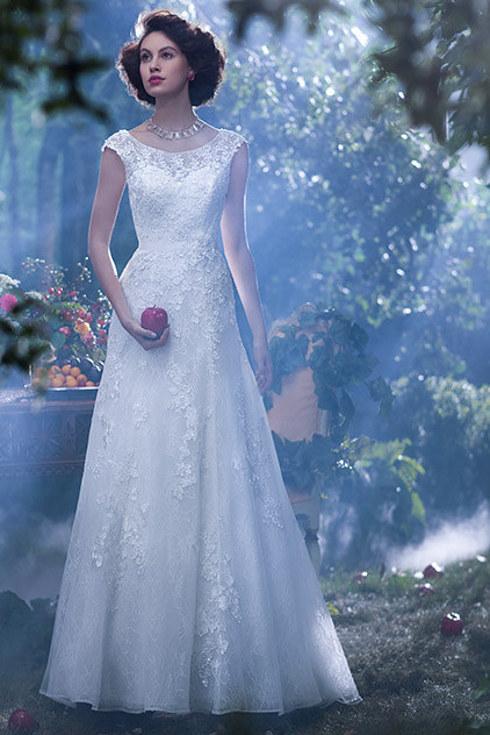8. Snow White
Timeless and elegant, with a spectacular cape.
