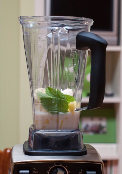 Place the almond or rice milk, pineapple, banana, mint leaves and honey into a blender.
Blend away until smooth.