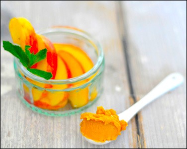 Apple and peanut butter - 96kcal (403kJ)

-50g sliced apple: 26kcal (109kJ)
-12g (1 teaspoon) of peanut butter: 70kcal (294kJ) 
-Optional sprinkling of cinnamon (calories nominal)