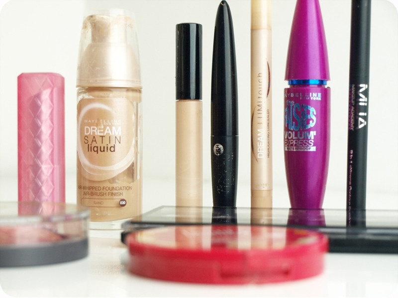 Grade 7 makeup✌️
☆ Moisturize and conceal blemishes and redness
★Add a light bb cream and set with powder
☆Apply mascara to eyes and use brow gel on brows
★Lightly dust your checks with a light blush
☆Finish with baby lips or a lipstick. 
🐱Done!!!💋 