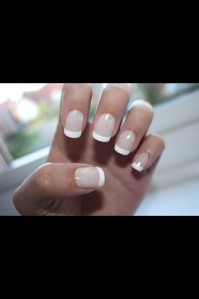 💅• use a rubber band to create a french tip -