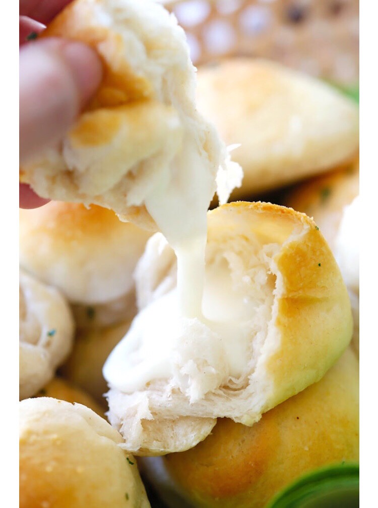 Garlic Butter Cheesy Crescent Rolls 