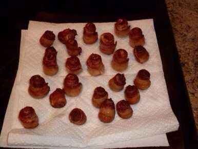 -> Remove each bacon rose onto a paper towel and pour out bacon drippings from pan. 
-> Put back the roses into the pan and back into the oven. 
-> Cook for 10mins. 