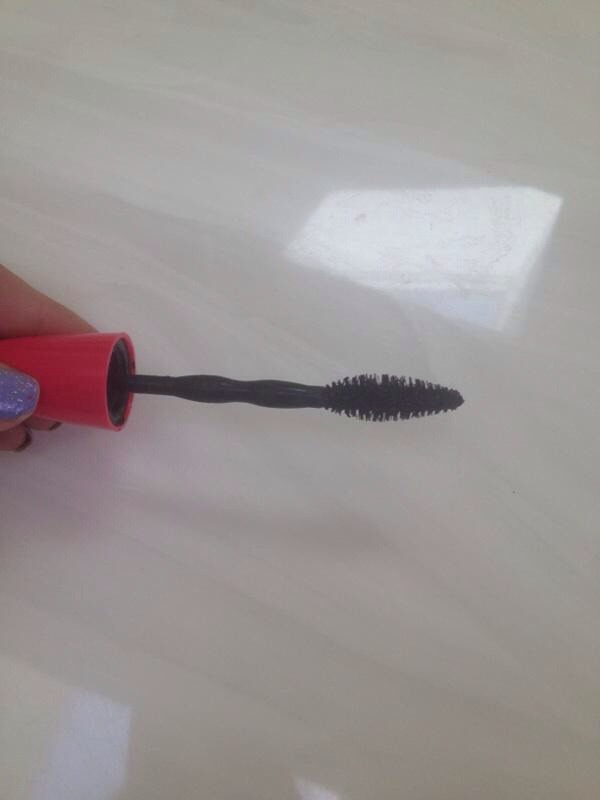 For the mascara, use a large brush to make your eyelashes look longer and voluminous 😁😊💕