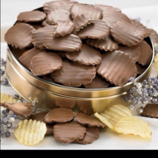 You know you want to try it😉
Dip any classic potato chip in melted chocolate chips. Place on wax paper and when cool place them all in a bowl and watch them disappear😏