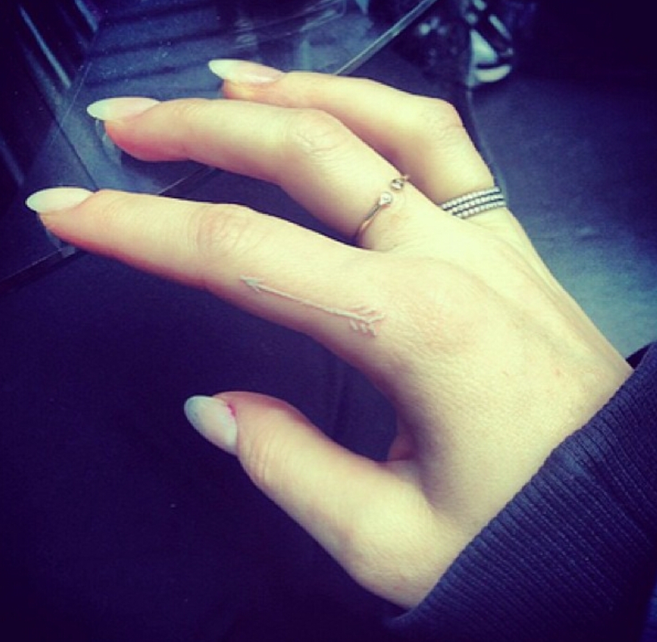  Beautiful Dainty Finger Tattoos For Women!