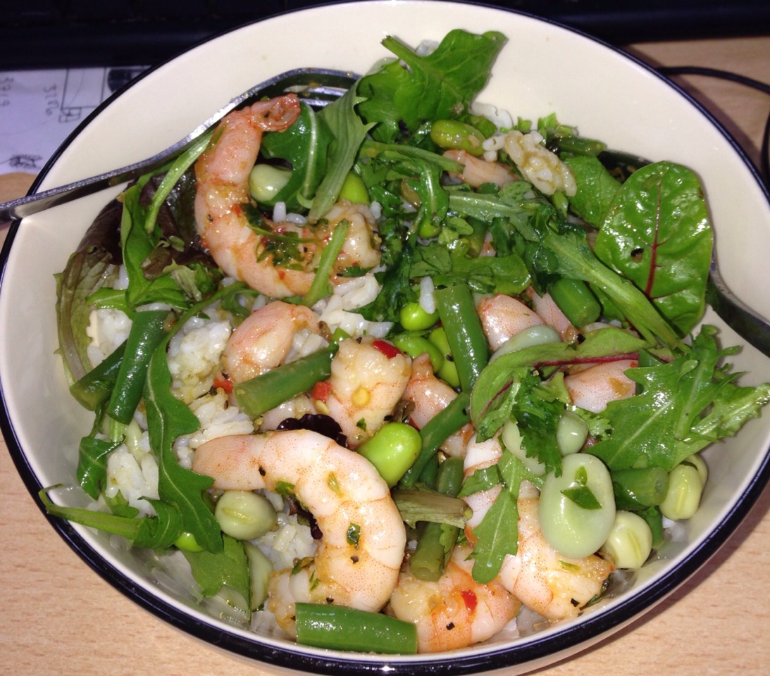 Rice, prawn, chilli, corriander, rocket, sugar snap peas, spinach, coconut oil = superfood salad + fast, permanent weight loss. 👌