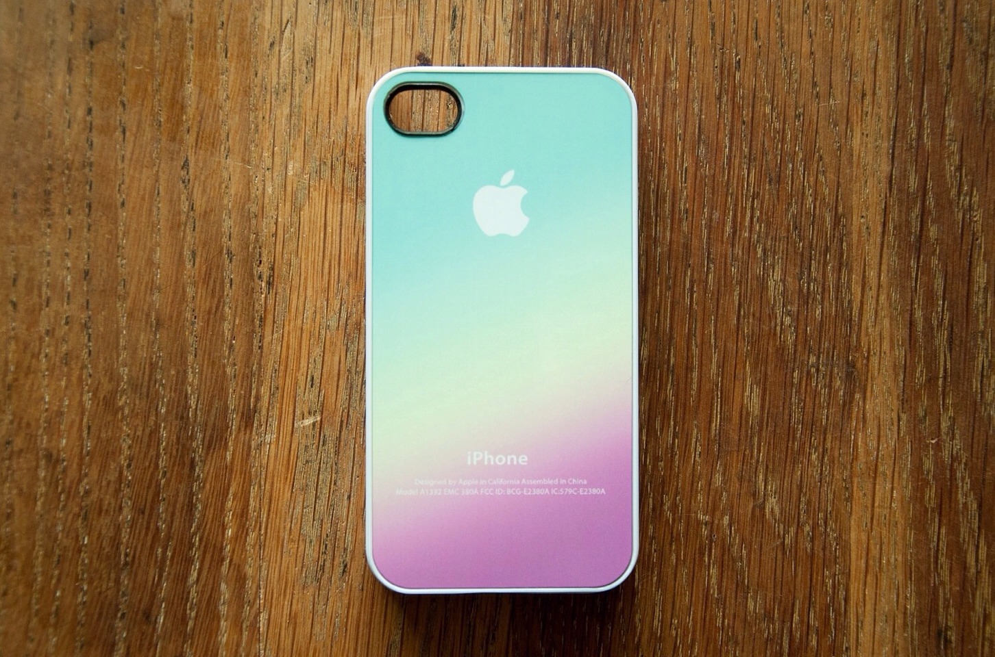 • Ombré Case • 
tɑking 3 shɑdes of ɑ nɑil polish color, put little bit onto ɑ pɑper plɑte. use the dɑrkest shɑde on ɑ sponge & begin to bring it 1/3 up the cɑse. then blend the second lightest color ɑnd lɑstly ɑdd the lightest color. using modge podge, seal the case and enjoy it! 
