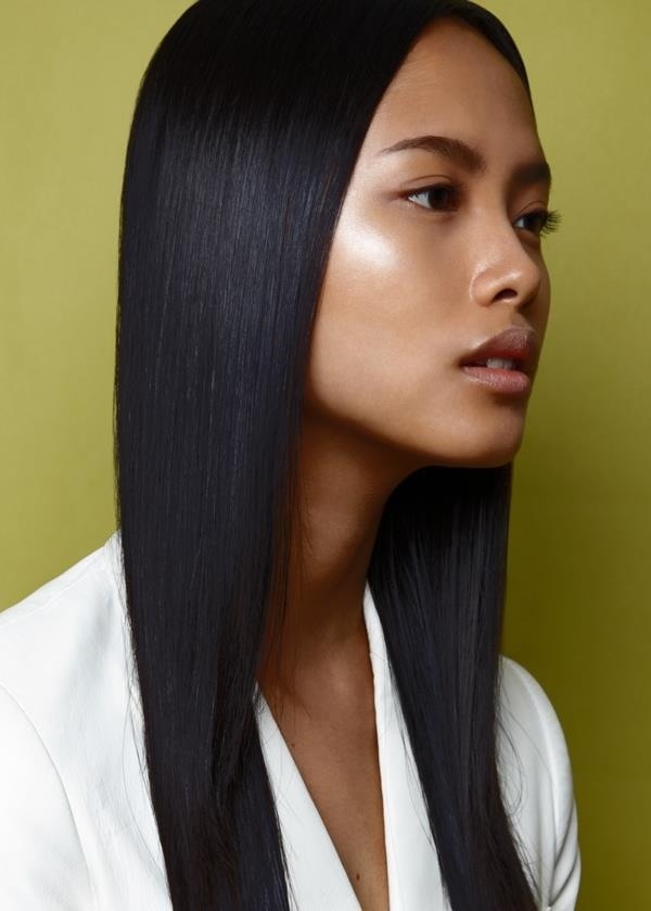 Women from the Philippines are known to rub aloe gel all over their hair to give it a glossy finish and protect it. Aloe contains extremely rich moisturizing properties that can protect the hair, enhance the shine, and strengthen it as well.