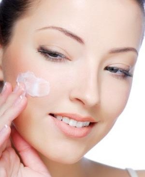 After using a toner, apply moisturiser by dabbing the skin softly and throughly ensuring the skin is hydrated.