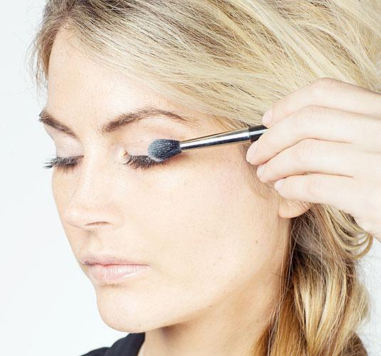 10. Dust baby powder over your eyelashes between the first and second coats of mascara to plump up your lashes.Translucent powder or baby powder has grip, so it will stick to your lashes in between each coat of mascara, making your lashes appear more voluminous.