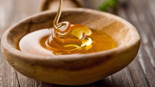 Honey! 🍯

I suggest leaving honey until last because it's sticky and messy🙌

By adding the olive oil to the sugar first, you'll make a runnier mixture that will make it easier to mix honey into. 🍴

Again, any honey can do, but obviously a runny honey will be easier to mix! 😄