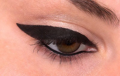 STEP 5
Repeat steps 2 to 5 on your other eye and voilà, you've completed your winged eyeliner!