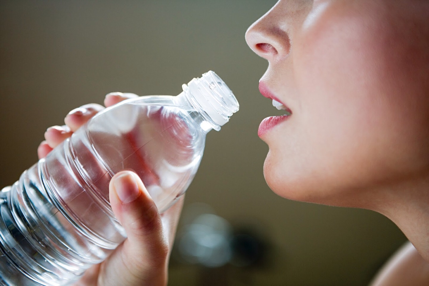 Drink plenty of water, hydrated skin in happy skin. 