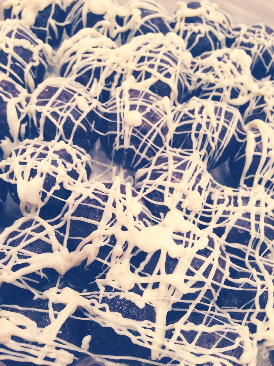 Step 5:

Drizzle on the chocolate or dip the entire cake ball in, refrigerate and then enjoy! 