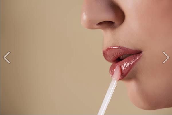 etting your lipstick: After applying lipstick, put a tissue paper over your lips and apply powder over it. This will set the colour and give you a long lasting effect. 