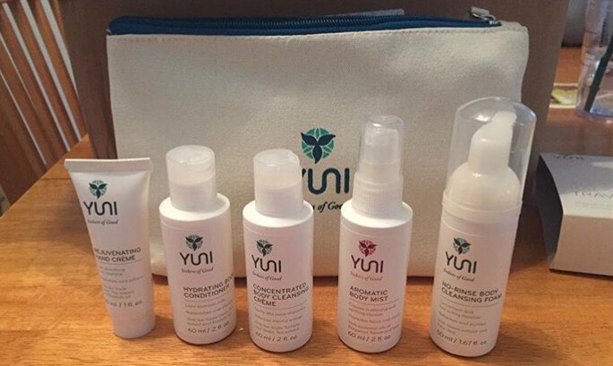 This set is wonderful to have either in the car, gym bag, home, for a trip, basically for anything. It has hand creme, body creme, body mist, body no water needed cleansing foam, cleansing creme and it comes in a nice sturdy bag. I love this for day trips. 👉🏼