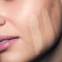 FOUNDATION
✔️ Apply an even amount of foundation wherever you feel needed to cover up imperfections and redness and give your skin a healthy glow.
❌Apply foundation that doesn't match your skin tone or cake it on to make it look unnatural.
