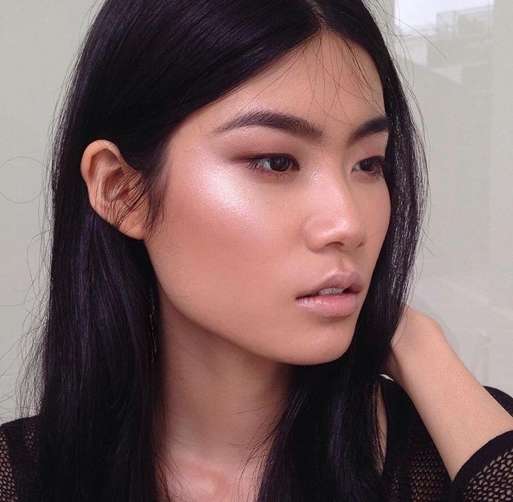 Master high definition. Chisel your cheeks, refine your nose, and sculpt your jawline with this foolproof contouring tutorial for the four most common face shapes.
1. IDENTIFY YOUR FACE SHAPE! ➡️