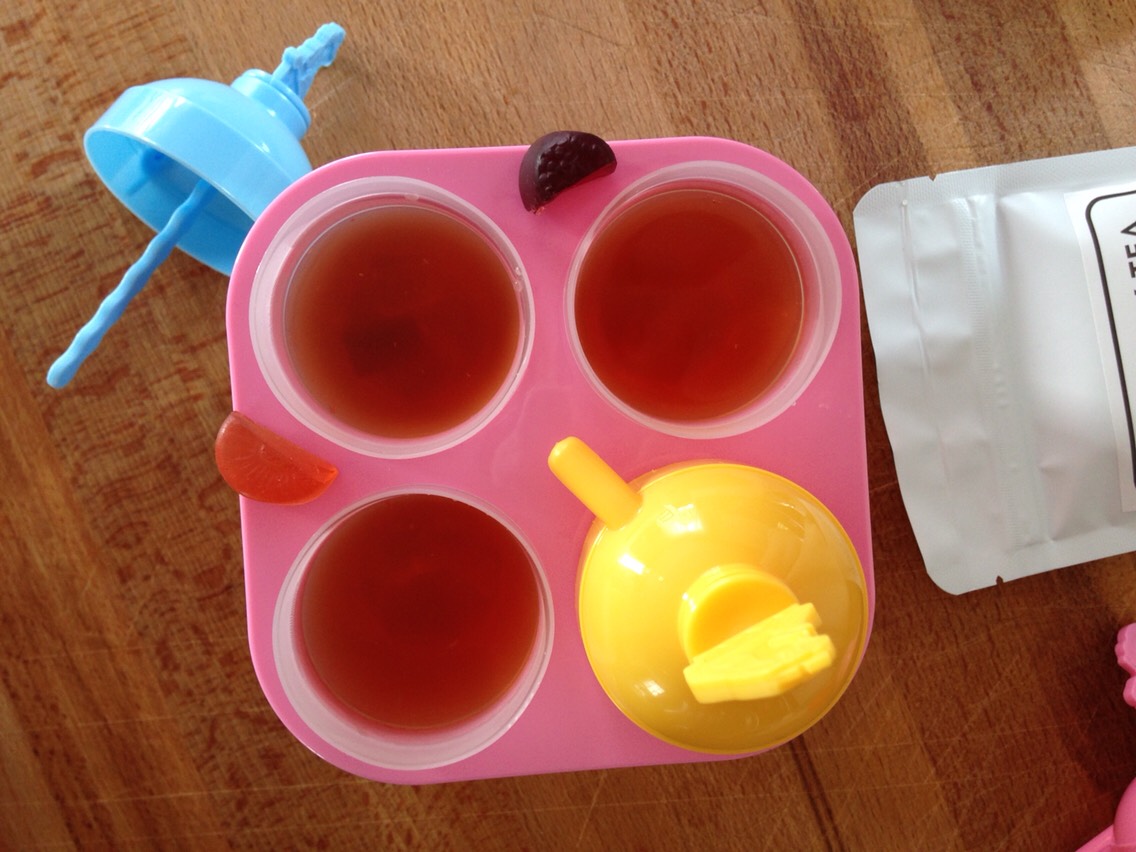 Fill your ice pop molds with the tea/lemonade mixture and wait 30 minutes-1 hour to let cool! 
Then add few gummies 🍬 and pop in the freezer for at least 8 hours. Enjoy! 