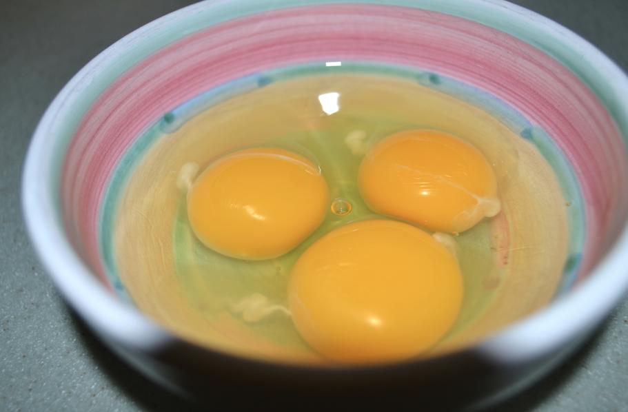 2. Finely beat eggs and chop onion.