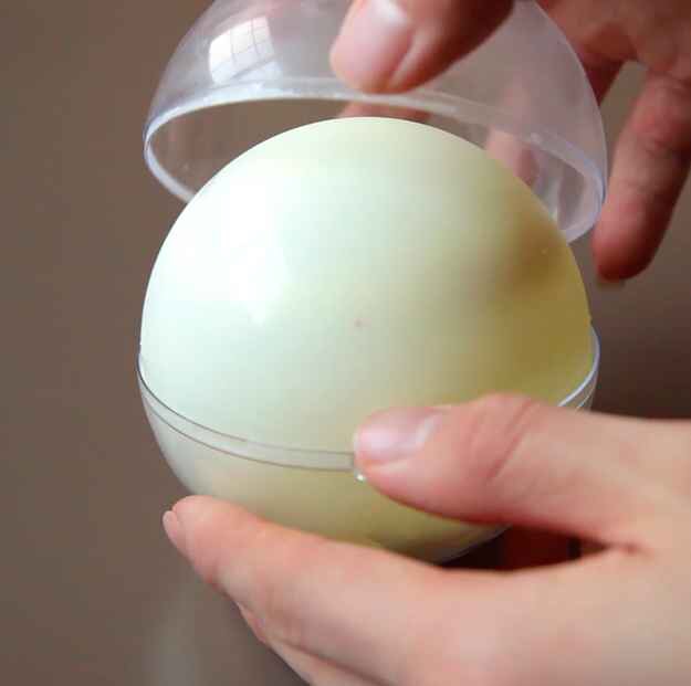 4. Pop it in the freezer for 30 minutes — then BEHOLD YOUR BEAUTIFUL CHOCOLATE ORB. ?