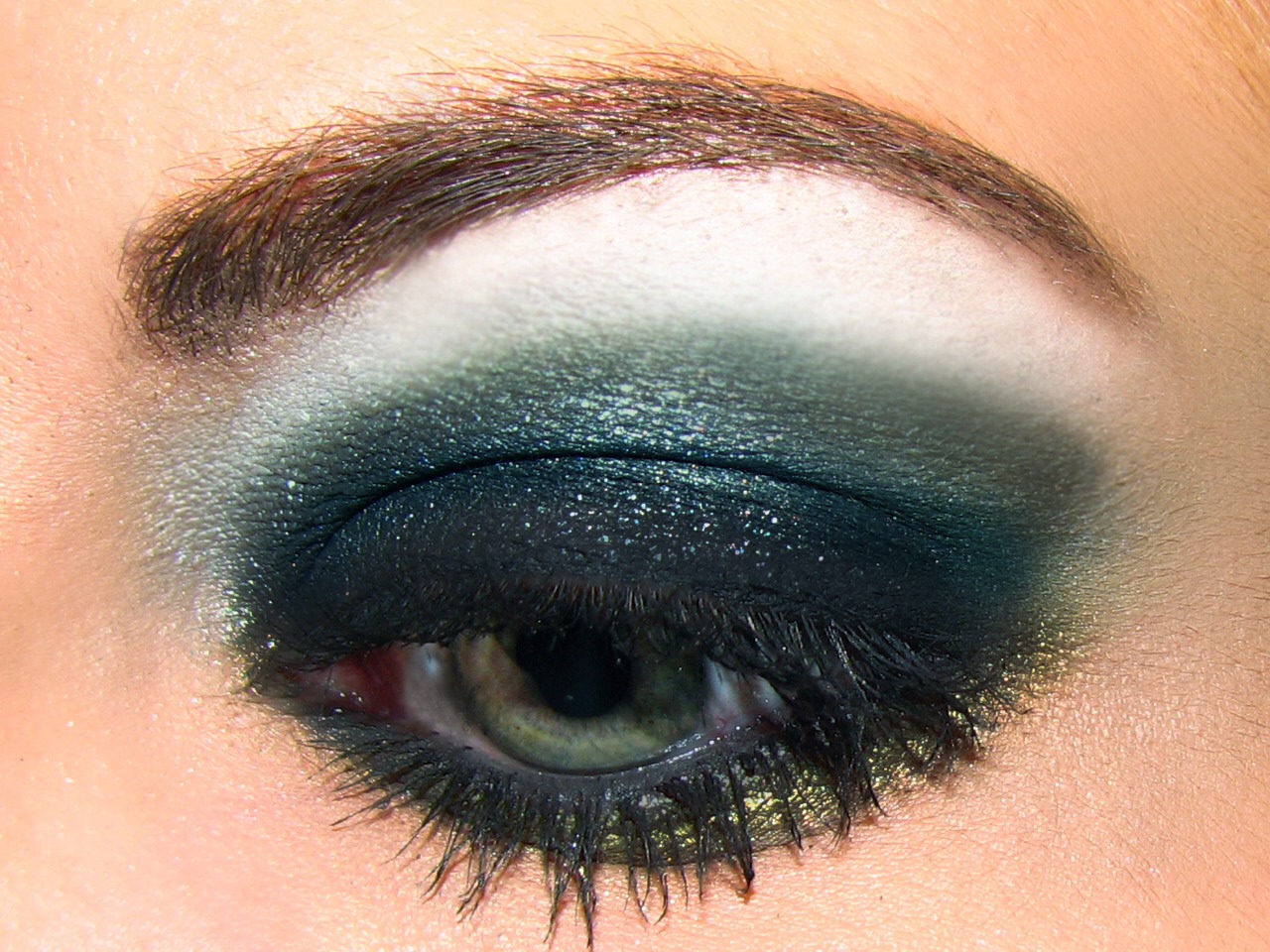 Eyeshadow- you always have three colours! When I listened to a tutorial it said to put a bright purple under your eyes if you want a shadow! And those are my tips!