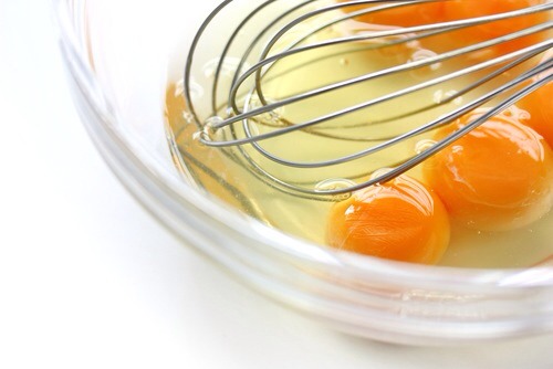 1.Eggs
Egg is fantastic for nutrition treatment. It is full of healthy fats and proteins, which are so important for all natural hair treatments. If your hair is inclined to oil, it’s better to use only egg whites and if your hair tends to be dry, you can take the egg yolks.