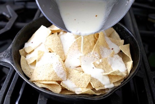 Step 8: Next, drizzle the garlic cream sauce all over the chips.