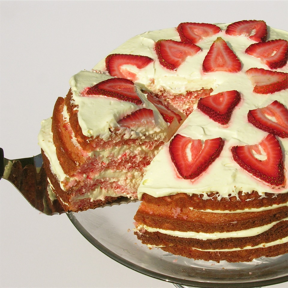 Top with sliced strawberries.
Refrigerate and serve chilled.
