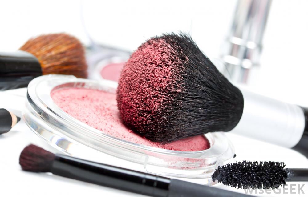 If you are in Grade 4 or 5 keep reading to find out what you should use for your makeup!
☆First start with a moisturizer
★Conceal any blemishes and redness
☆Set with a translucent powder using a fluffy brush
★Top it off with a tinted lip balm, I recommend baby lips. 💄 
💋That's it!💋
