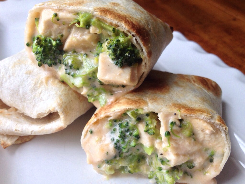 Cheesy chicken broccoli wrap
• Food wrap (tortilla, pocket bread, spinach wrap, pita etc.)
• Chicken
• Broccoli
• Cheese