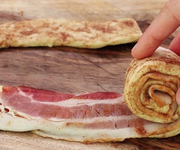 Bacon cinnamon rolls: fry the bacons for a few minutes, so it's not completely raw.