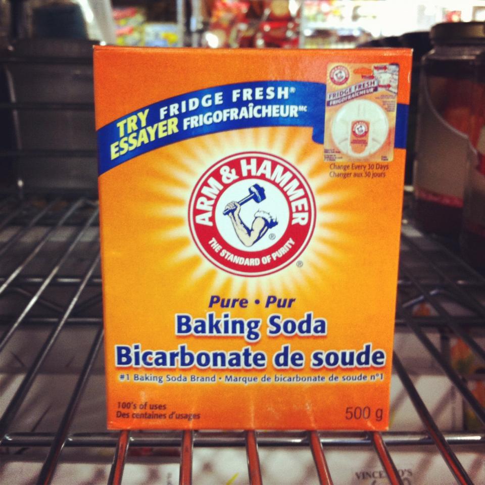 Before shampooing, add 1 teaspoon of baking soda to a handful of shampoo.
Scrub your scalp vigorously with the baking soda mixture before working the shampoo through your hair.
Rinse thoroughly.
Repeat once per week